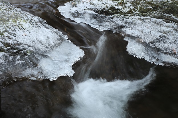 凍る渓流１