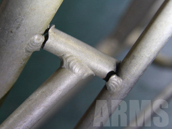 折れたアルミ製三脚を溶接修理