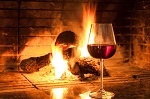 飲み物-ワインと暖炉の火