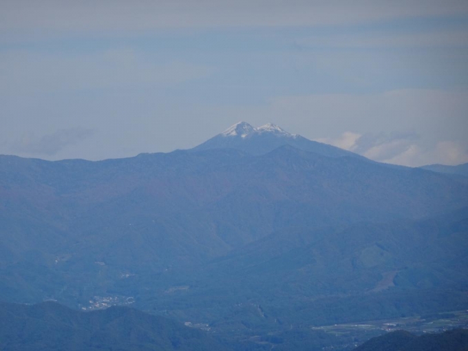 燧ヶ岳、山頂部は冠雪