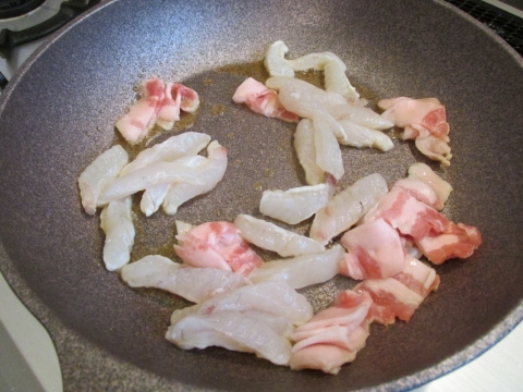 フグと豚バラ肉を炒める１