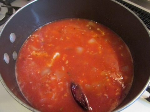 トマトソースと水を入れて煮る１