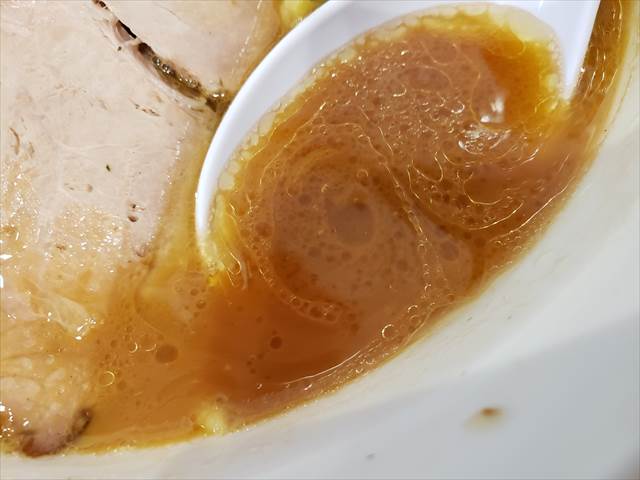 20211228_112608_R 家系の概念と全く違うスープ。生姜のような嫌な匂い。味が濃いのは想定内も鶏油の香りより獣臭のような独特な風味。個人の好みの範囲