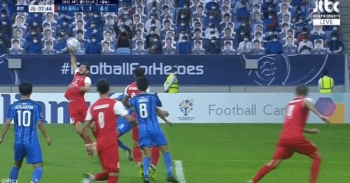 PERSEPOLIS FC 1 - 2 ULSAN HYUNDAI raise stupid hand in the air with a VAR in place