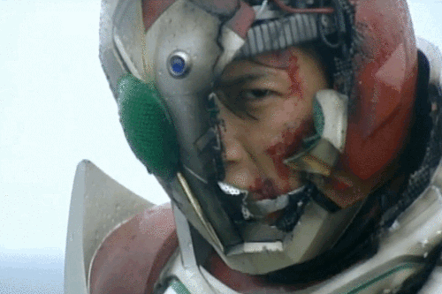 仮面ライダーギャレンがやられてマスクを破壊される。