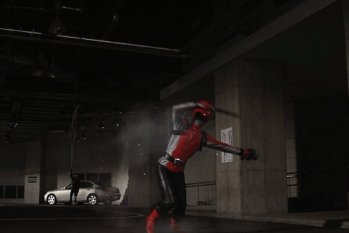 戦隊ヒーロー、ゴーバスターズのレッドバスターがエンターの触手にやられてスーツを破壊される。