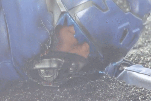 戦隊ヒーロー、ゴーバスターズのブルーバスターがやられてマスク破壊