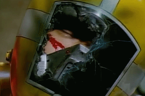 戦隊ヒーロー、ゴーゴーファイブのゴーイエローがやられてマスクを破壊される（割れ面）