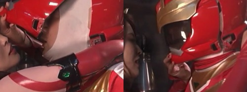 ヒーローが女幹部にマスクを外されキスされる。