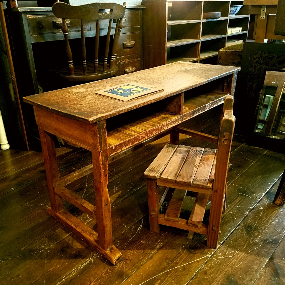 レトロな幼稚園の木製長机と椅子 - [Sold Out]過去の販売商品
