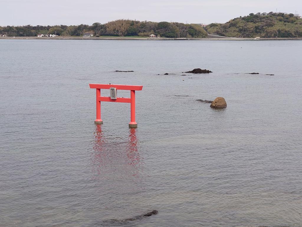 「おっぱい岩(熊本県天草郡)」干潮時だけ見ることができる海中の岩