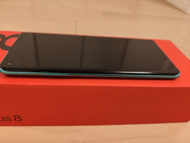 「OnePlus 8」の左側面